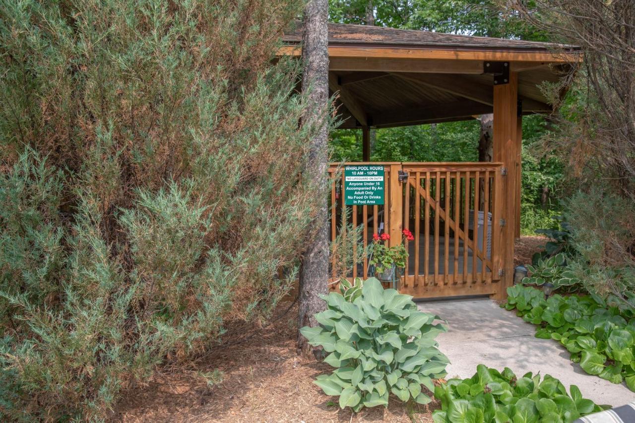 Coachlite Inn Систер-Бэй Экстерьер фото