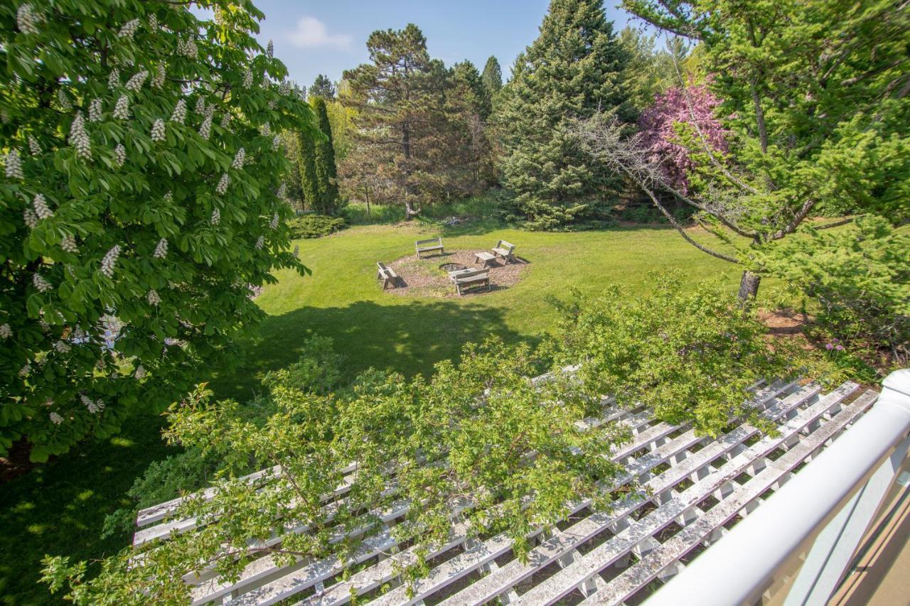 Coachlite Inn Систер-Бэй Экстерьер фото
